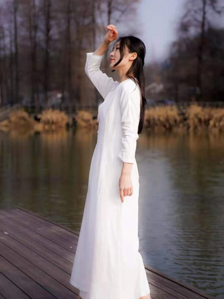 照本堂女装品牌2022春夏白色纯色森系中国风小清新长袖文艺范优雅长款不规则连衣裙
