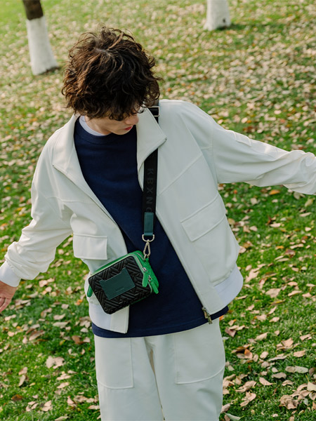 劲霸K-BOXING箱包品牌2022春夏撞色黑色绿色复古风气质款潮流个性条纹男士迷你时尚斜挎包