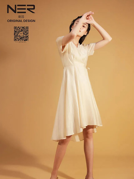 南耳女裝品牌2022夏季純色韓版快時尚小清新森系不規則氣質款收腰高腰短袖V領連衣裙