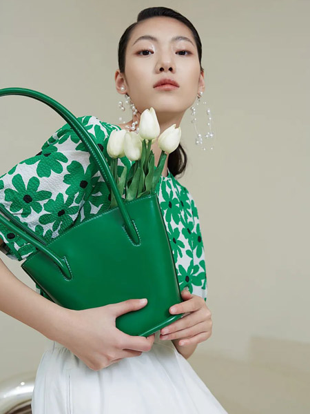 吉米赛欧女装品牌2022夏季绿色日系快时尚休闲百搭俏皮复古风气质款灯笼袖印花上衣