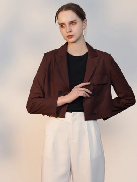 高斯雪岚女装品牌2022春夏纯色深红色复古风气质款中性风成熟商务简约短款西装外套
