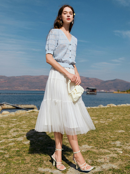 禹妃 女装品牌2022夏季白色纯色日系小清新通勤风街头范半身裙
