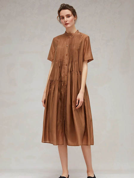 必然女装品牌2022夏季纯色褐色日系慵懒风复古风阔型连衣裙