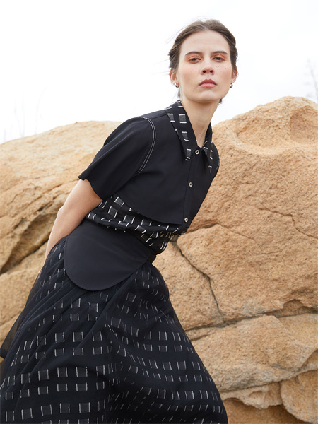 自然生活女裝品牌2022夏季黑色拼接個性商務上衣