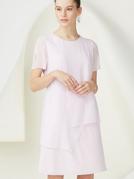 海兰丝女装品牌2022春夏粉色不规则设计感清新连衣裙