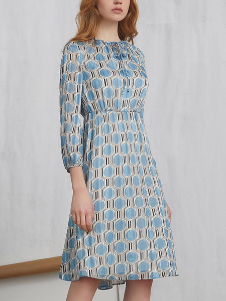 海兰丝女装品牌2022春夏蓝色民族风复古风满印收腰连衣裙