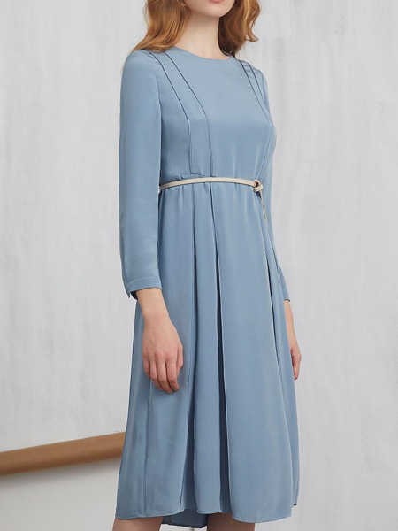 海兰丝女装品牌2022春夏蓝色大气时尚气质款连衣裙