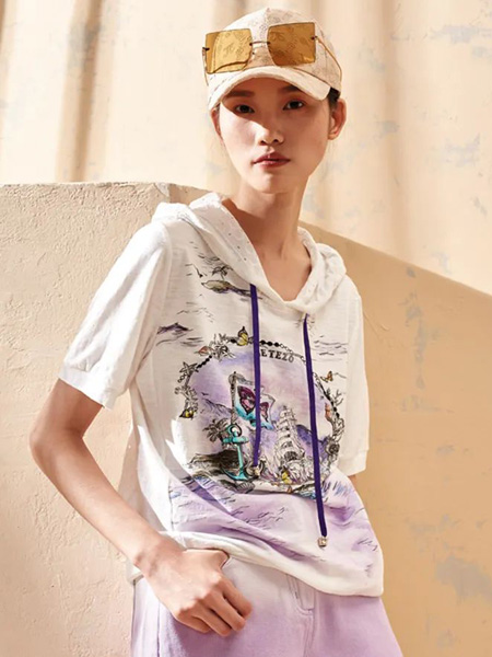 裘堤婼女装品牌2022夏季白色印花连帽短袖T恤