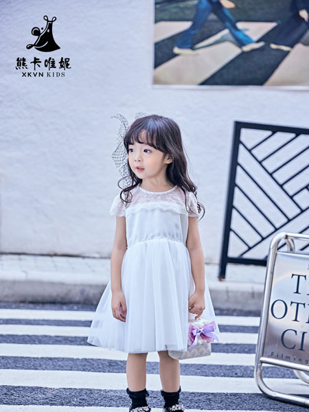 熊卡唯妮童装品牌2022春夏白色蕾丝气质款时尚连衣裙