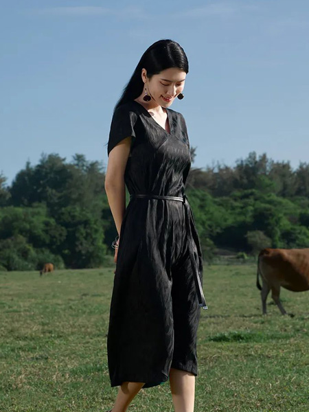 天意女装品牌2022夏季黑色纯色复古风气质款V领连衣裙
