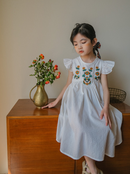 蒂萨纳D`sana童装品牌2022夏季白色圆领飞袖复古风连衣裙