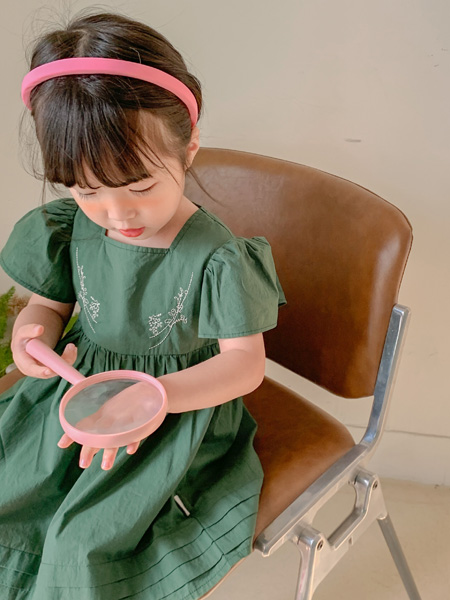 蒂萨纳D`sana童装品牌2022夏季绿色韩版刺绣方领连衣裙