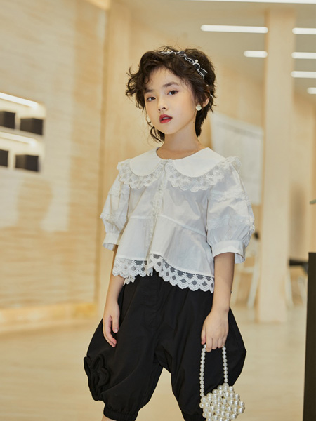 小资范童装品牌2022春夏白色蕾丝娃娃领短款上衣