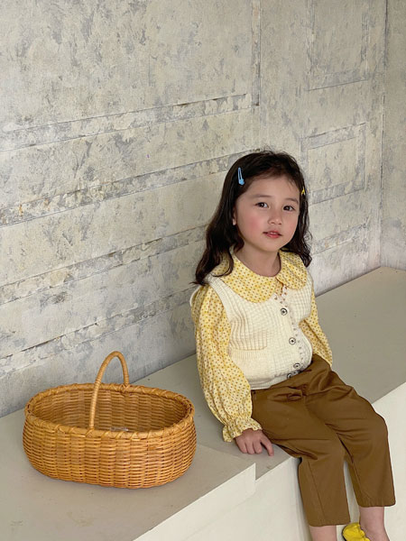 洛小米童装品牌2022春夏黄色波点娃娃领小清新上衣
