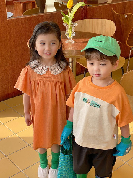 洛小米童装品牌2022夏季橙色蕾丝娃娃领宽松时尚连衣裙