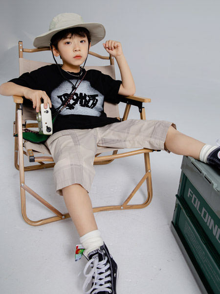 洛小米童装品牌2022夏季黑色嘻哈字母宽松运动T恤