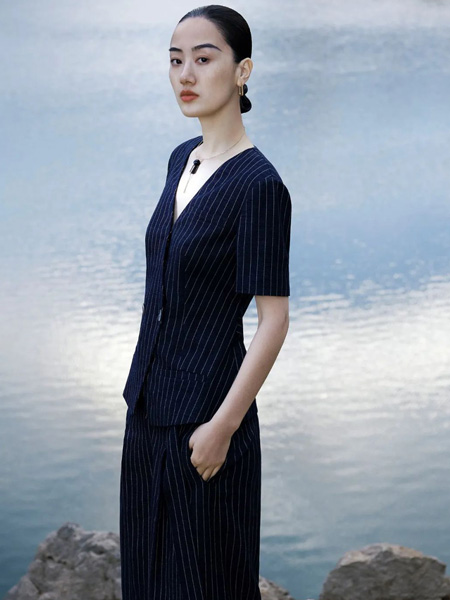 丽莫女装品牌2022夏季深蓝色条纹V领成熟短款上衣