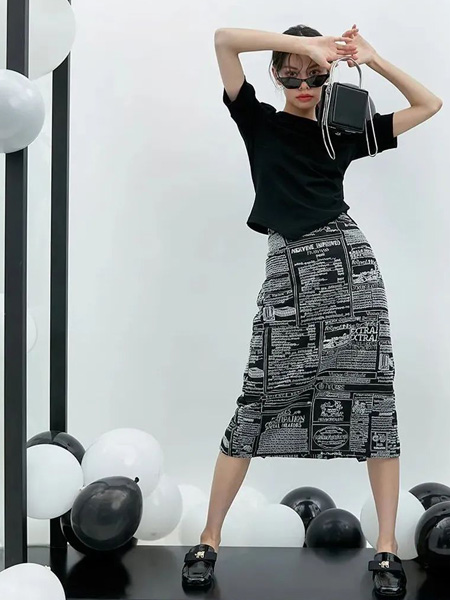 卓多姿女装品牌2022夏季黑色满印字母复古风半身裙