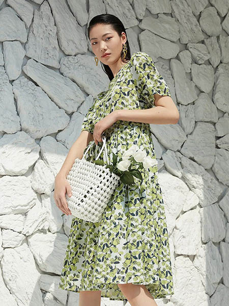 吉米赛欧女装品牌2022夏季绿色度假风森系满印连衣裙