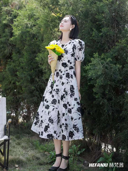 赫梵茜女装品牌2022夏季日系圆领灯笼袖印花长款连衣裙