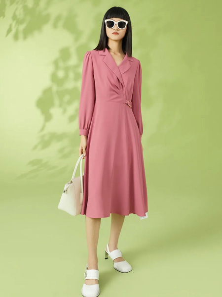艾璞琪女装品牌2022夏季粉色韩版商务气质款连衣裙