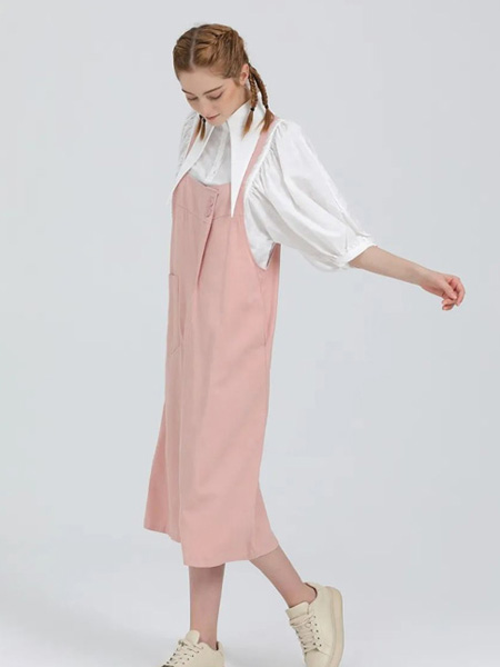 树生活女装品牌2022夏季粉色长款简约气质背带裙
