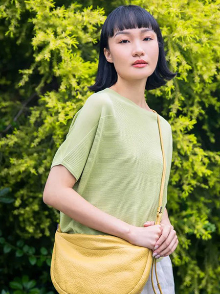 意澳女装品牌2022夏季绿色慵懒风百搭简约上衣