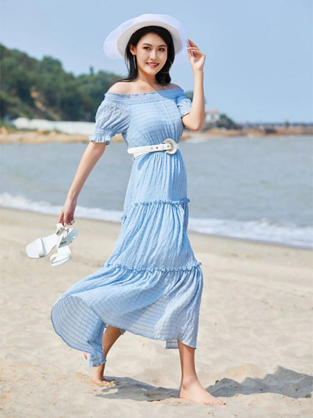卡索女装品牌2022夏季蓝色露肩长款气质连衣裙