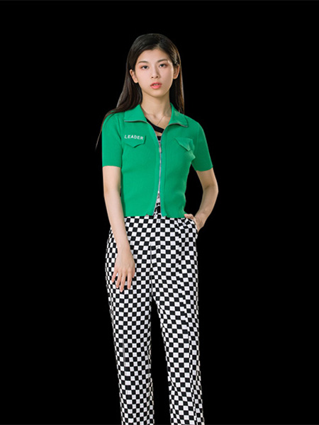 阿依莲女装品牌2022夏季绿色休闲短款个性上衣