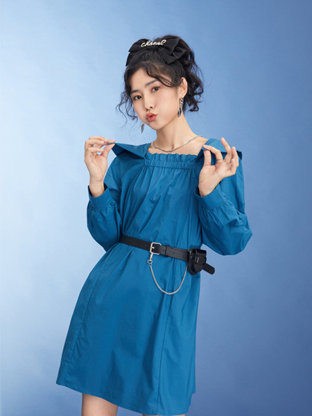 城市衣柜女裝品牌2022夏季藍色短款俏皮時尚連衣裙