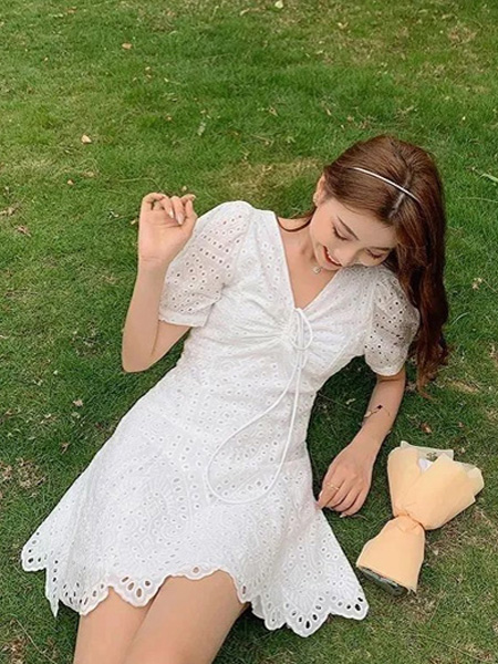 迷境女装品牌2022夏季白色镂空清新V领连衣裙