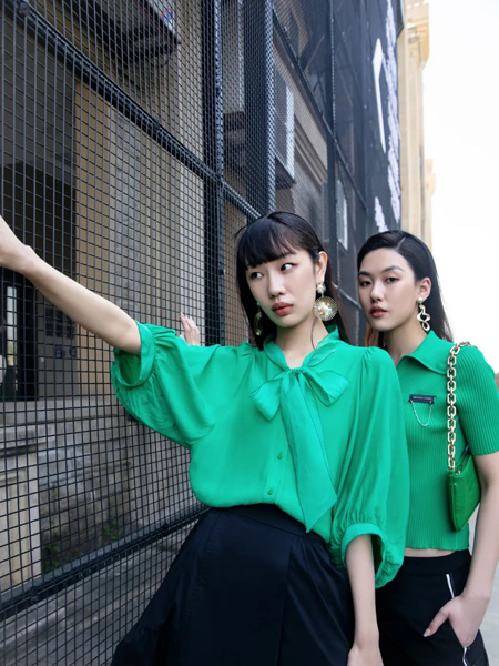 JUST&TH女装品牌2022夏季绿色宽松灯笼袖气质小衫