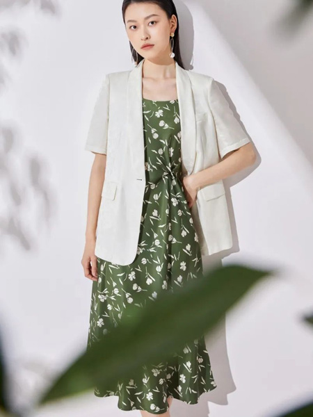 JUST&TH女装品牌2022夏季绿色印花森系收腰连衣裙