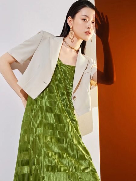 JUST&TH女装品牌2022夏季绿色森系阔型长款连衣裙