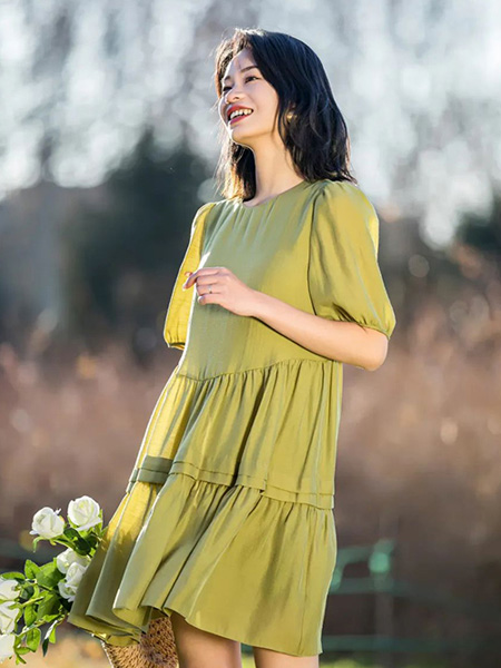 依贝奇女装品牌2022夏季绿色灯笼袖宽松复古连衣裙
