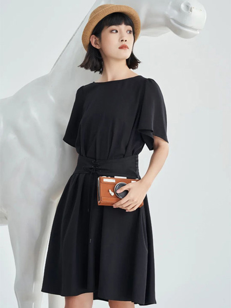古树叶女装品牌2022夏季黑色简约收腰气质连衣裙