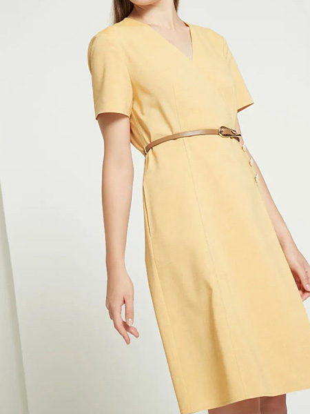 珂尼蒂思女装品牌2022夏季黄色收腰气质款清新连衣裙