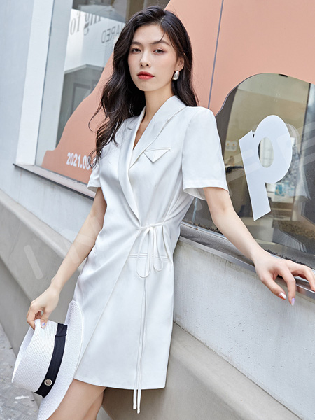伊纳芙女装品牌2022夏季白色简约不规则商务连衣裙