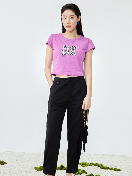 婕依妮女装品牌2022春夏紫色短款露脐印花T恤