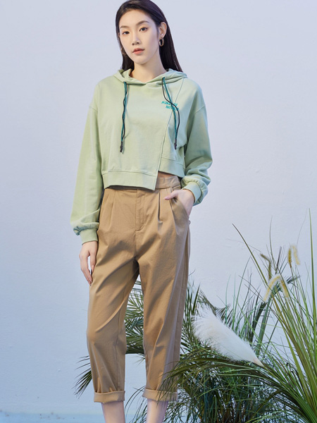 婕依妮女装品牌2022春夏绿色不规则潮流设计感卫衣