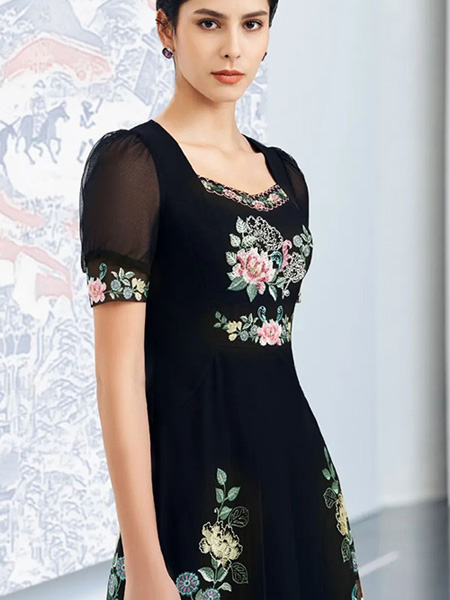 古色女装品牌2022夏季黑色刺绣方领中国风优雅连衣裙