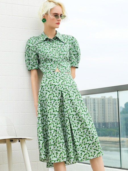 例格女装品牌2022夏季绿色小碎花收腰森系连衣裙