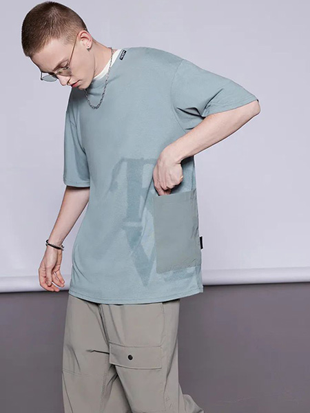 izzue男装品牌2022夏季蓝色舒适弹力休闲T恤