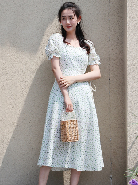 ILLRRA妍啦女装品牌2022夏季印花度假风法式连衣裙