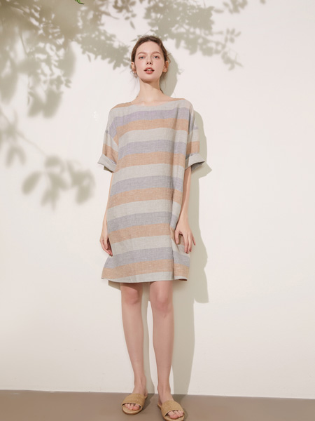 IISU女装品牌2022夏季条纹舒适弹力连衣裙