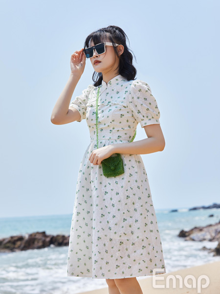 EMAP女装品牌2022夏季中国风立领印花连衣裙
