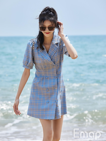 EMAP女装品牌2022夏季格纹排扣显瘦西装裙