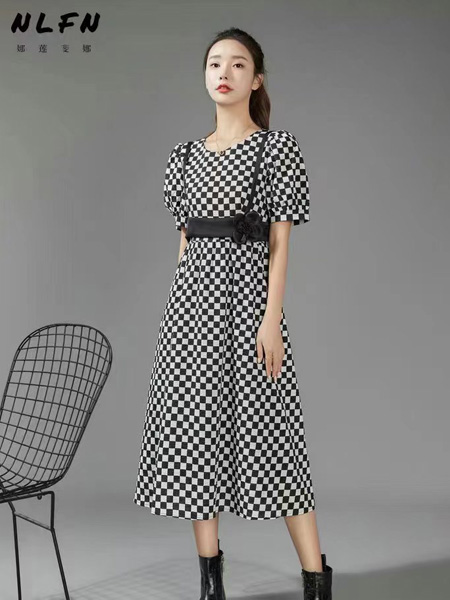 娜莲斐娜女装品牌2022夏季棋盘格潮流时尚连衣裙