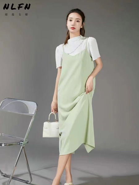 娜莲斐娜女装品牌2022夏季简约百搭通勤风吊带裙