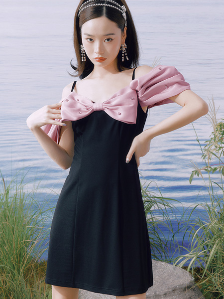 糖力潮品(TAMMYTANGS)女装品牌2022夏季蝴蝶结质感短款连衣裙